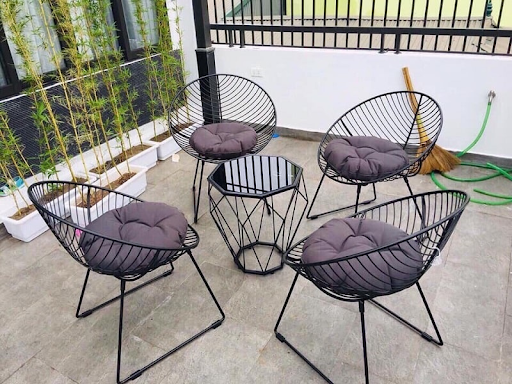 Mẫu bàn ghế cafe bằng sắt có đệm tròn khá ấn tượng