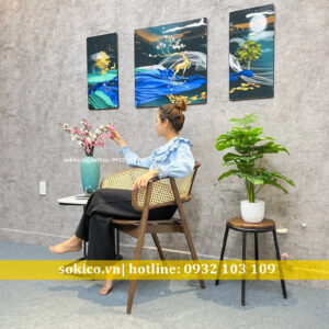 Cô gái duyên dáng bên ghế cafe