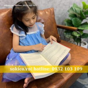 Ghế cafe gỗ vintage cùng bé gái đọc sách