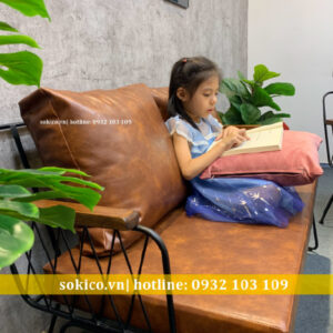 bé gái ngồi trên ghế cafe